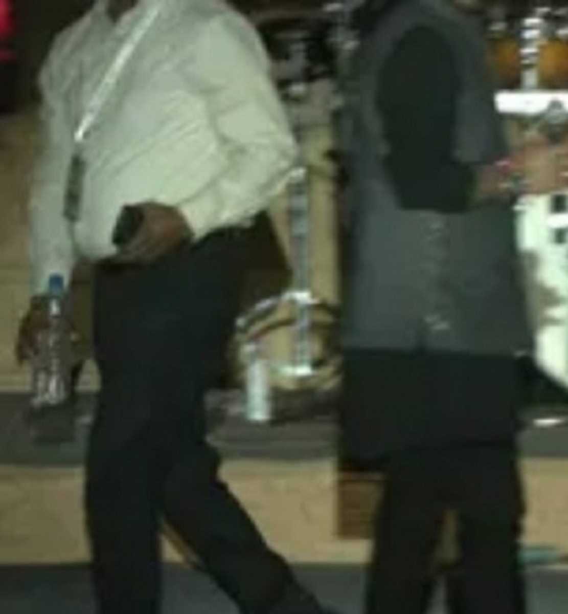 कर्नाटक : कैलाश खेर पर बोतल से हमला करने के आरोप में दो युवक हिरासत में कर्नाटक : कैलाश खेर पर बोतल से हमला करने के आरोप में दो युवक हिरासत में