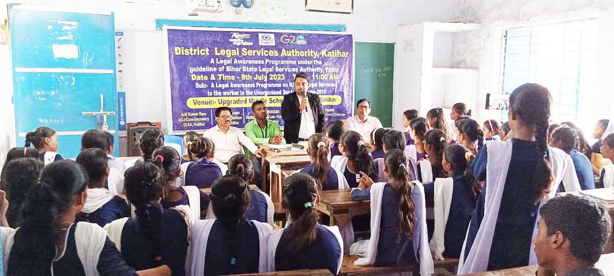 छात्र-छात्राओं को दी गई कानूनी जानकारी