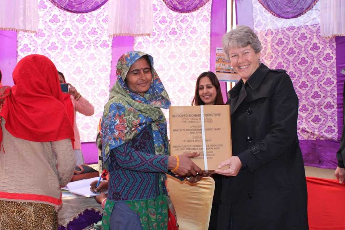ग्रामीणों को दिया गया उन्नत चूल्हा ग्रामीणों को दिया गया उन्नत चूल्हा