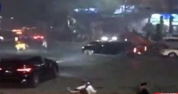 इस्लामाबाद में पीटीआई कार्यकर्ताओं ने पेड़, वाहनों में लगाई आग