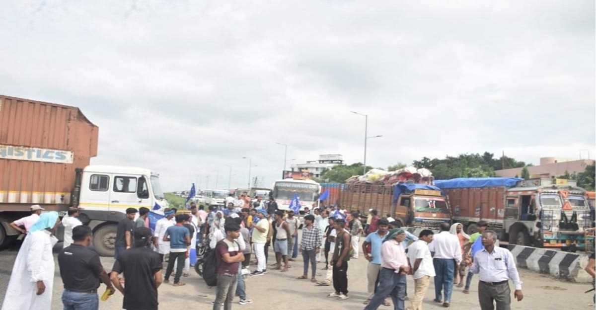 हाजीपुर में भारत बंद के दौरान भीम आर्मी और एससी-एसटी मोर्चे के लोग सड़कों पर उतरे