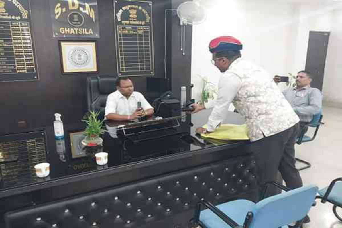 सड़क से जुड़ी समस्या नहीं सुलझने पर एयरफोर्स के रिटायर्ड ऑफिसर ने प्रशासन को लौटाया शौर्य चक्र