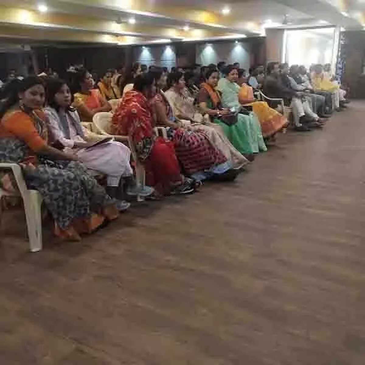 मोर आवास मोर अधिकार योजना को लेकर हितग्रहियों के बीच पहुँचीं भाजपा