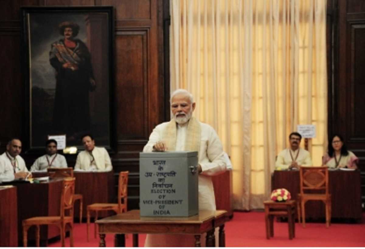 उपराष्ट्रपति चुनाव के लिए वोटिंग शुरू, प्रधानमंत्री नरेंद्र मोदी ने डाला पहला वोट