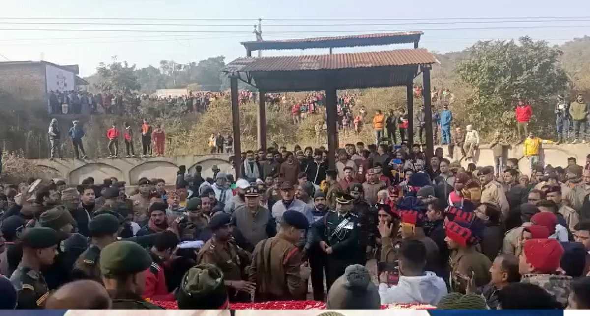 अमरीक सिंह का पूरे राजकीय सम्मान के साथ अंतिम संस्कार किया गया अमरीक सिंह का पूरे राजकीय सम्मान के साथ अंतिम संस्कार किया गया