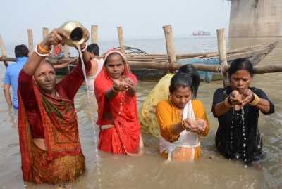 छठमय हुआ बिहार, भगवान भास्कर की भक्ति में डूबे लोग