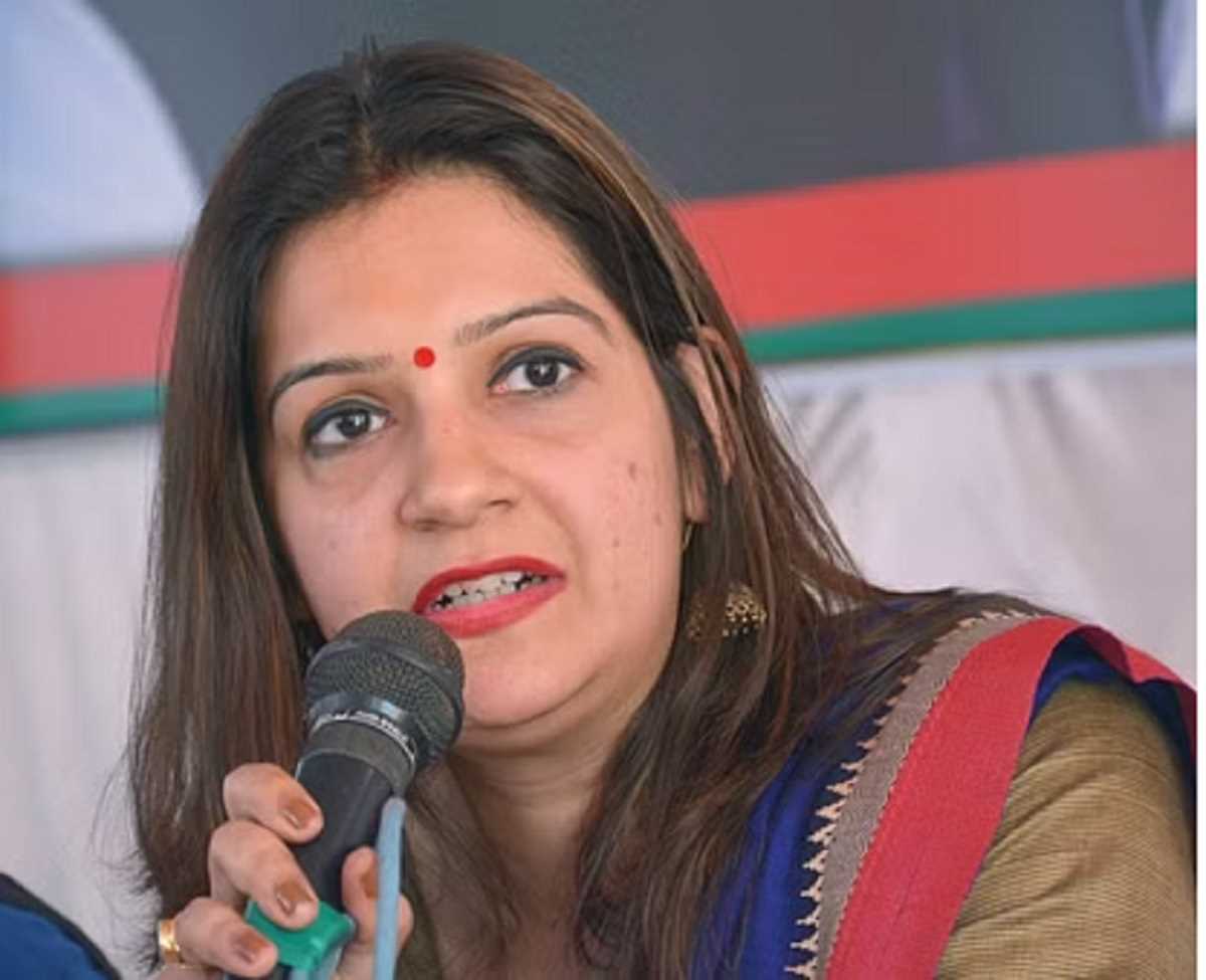 मुंबई में भारी बारिश से जलजमाव के बाद प्रियंका चतुर्वेदी ने महाराष्ट्र सरकार पर बोला हमला मुंबई में भारी बारिश से जलजमाव के बाद प्रियंका चतुर्वेदी ने महाराष्ट्र सरकार पर बोला हमला