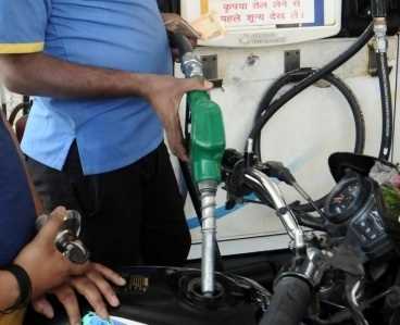 महाराष्ट्रः पेट्रोल और डीजलों की कीमतों में 5 और 3 रुपये की कटौती, शिंदे सरकार का फैसला महाराष्ट्रः पेट्रोल और डीजलों की कीमतों में 5 और 3 रुपये की कटौती, शिंदे सरकार का फैसला