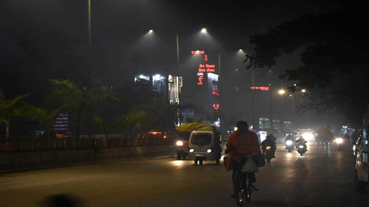खुला नाला, जर्जर मार्ग, सडक़ पर बिजली के खंभों से यातायात जाम, बढ़ रहीं दुर्घटनाएं