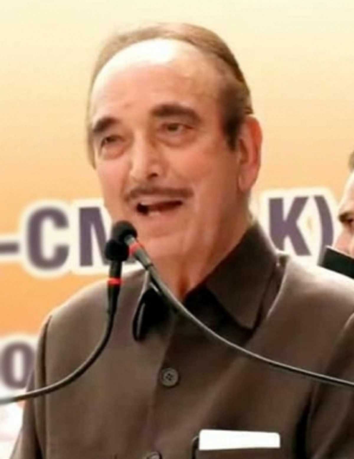 जम्मू-कश्मीर के 17 नेताओं ने छोड़ा आजाद का साथ, कांग्रेस में शामिल