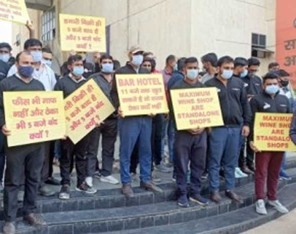 गुरुग्राम : शराब की दुकानें शाम 5 बजे बंद किए जाने का विक्रेताओं ने किया विरोध, सौंपा ज्ञापन