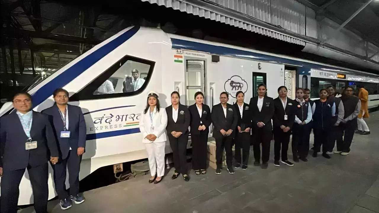 महिला दिवस पर भारतीय रेलवे की ऐतिहासिक पहल, महिलाएं संचालित कर रही मुंबई -साईनगर शिरडी वंदे भारत एक्सप्रेस