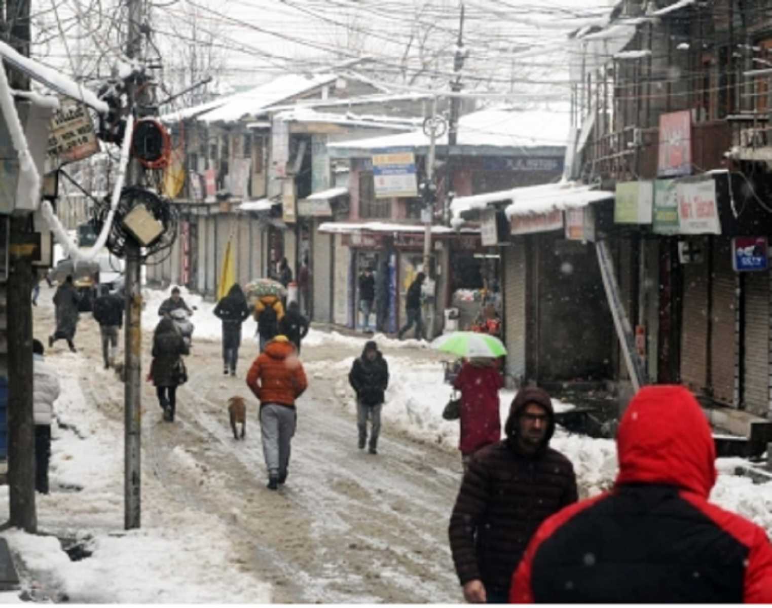 दो दिनों की बारिश और बर्फबारी के बाद कश्मीर में मौसम में सुधार
