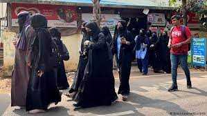 हिजाब विवाद पर तुरंत सुनवाई से सुप्रीम कोर्ट का इनकार, कहा मामले को सनसनीखेज न बनाए हिजाब विवाद पर तुरंत सुनवाई से सुप्रीम कोर्ट का इनकार, कहा मामले को सनसनीखेज न बनाए