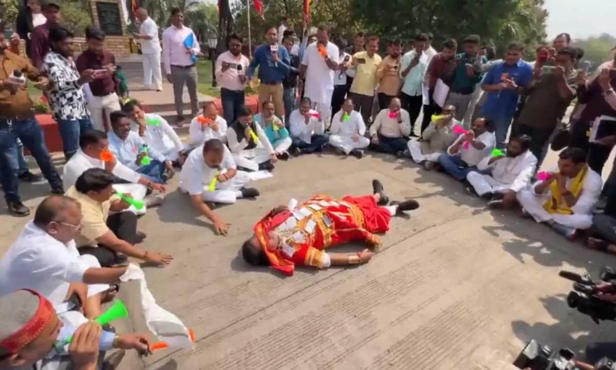सरकार के खिलाफ कांग्रेस विधायकों का प्रदर्शन, कुंभकर्ण बन कर बजाई बीन सरकार के खिलाफ कांग्रेस विधायकों का प्रदर्शन, कुंभकर्ण बन कर बजाई बीन