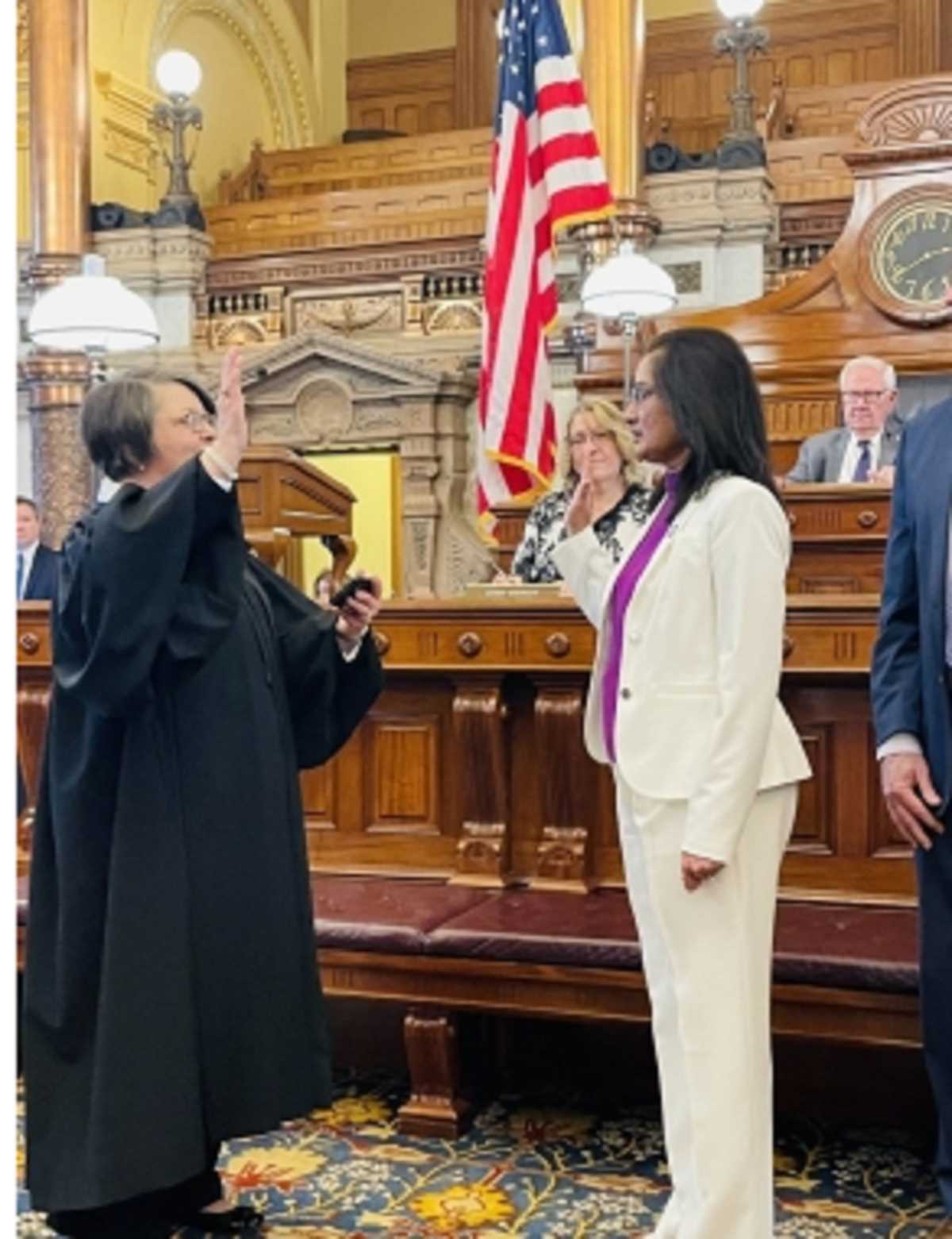 भारतीय-अमेरिकी ने केंसस स्टेट सीनेटर के रूप में शपथ ली भारतीय-अमेरिकी ने केंसस स्टेट सीनेटर के रूप में शपथ ली