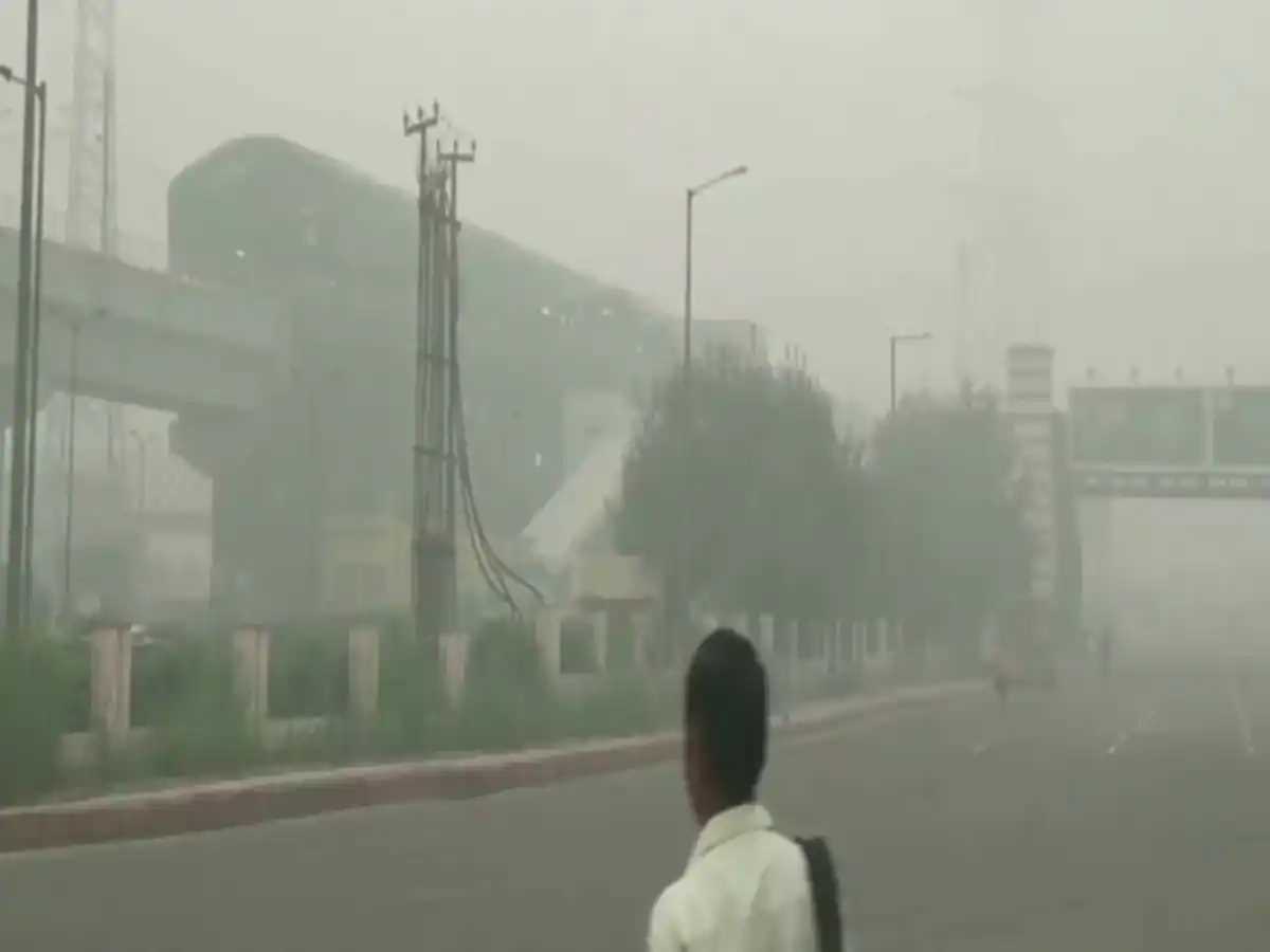 नोएडा में बढ़ते प्रदूषण के चलते स्कूल में कक्षा 1 से 8 तक की कक्षाएं 8 नवंबर तक होगी ऑनलाइन