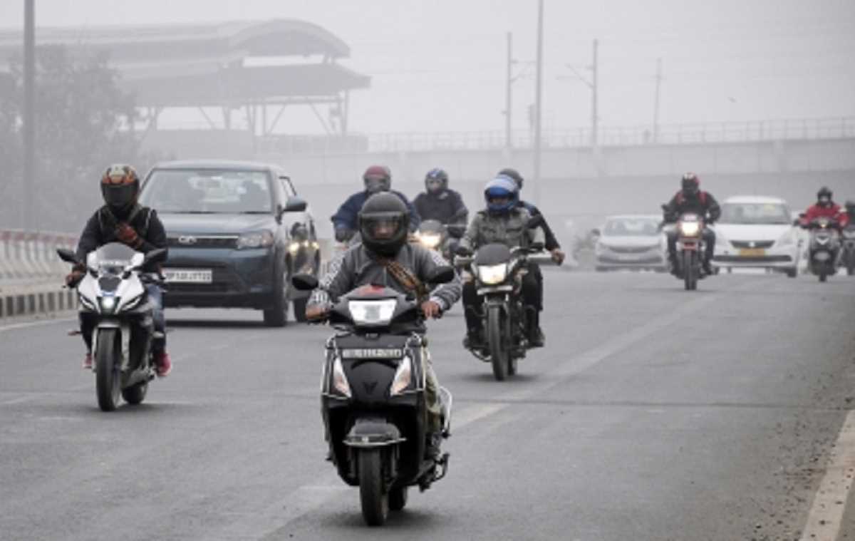 ठंड और घने कोहरे से सड़क, रेल और हवाई यातायात प्रभावित ठंड और घने कोहरे से सड़क, रेल और हवाई यातायात प्रभावित