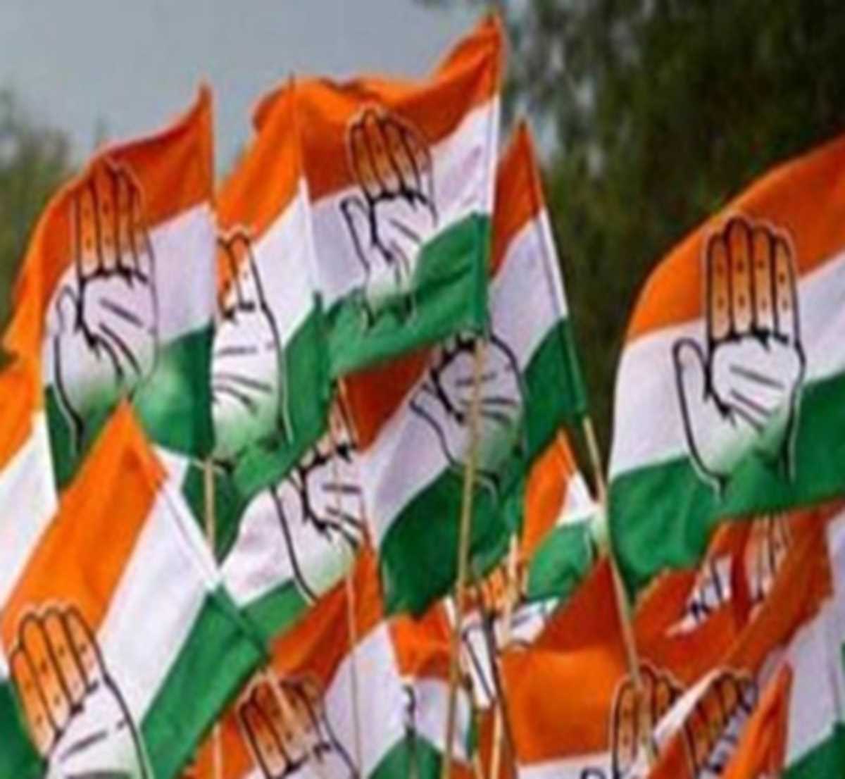 गोवा में दलबदल से परेशान कांग्रेस दे रही है भाजपा को कड़ी टक्कर