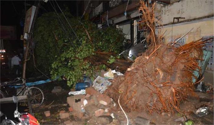 उप्र : आंधी-तूफान से अब तक 73 लोगों की मौत, 91 घायल, अलर्ट जारी उप्र : आंधी-तूफान से अब तक 73 लोगों की मौत, 91 घायल, अलर्ट जारी