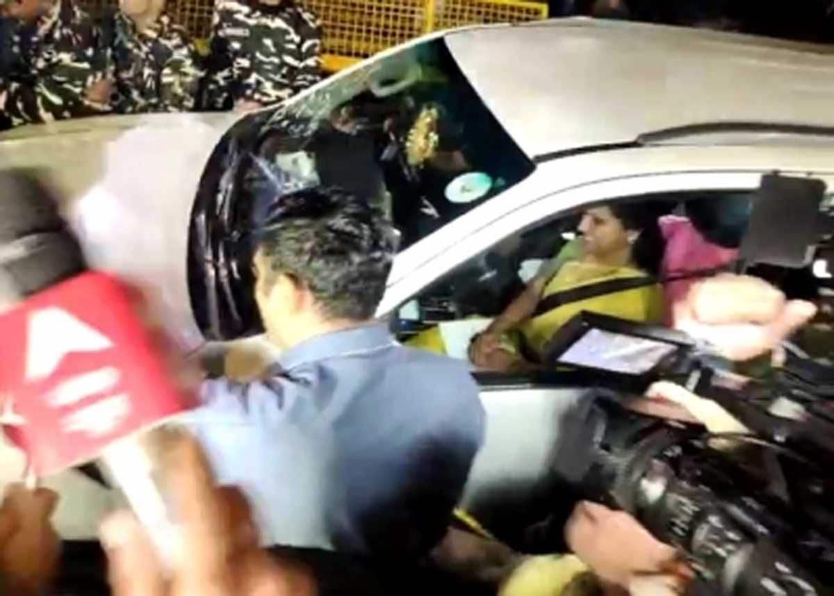 कविता तीसरे दौर की पूछताछ के बाद ईडी कार्यालय से निकलीं