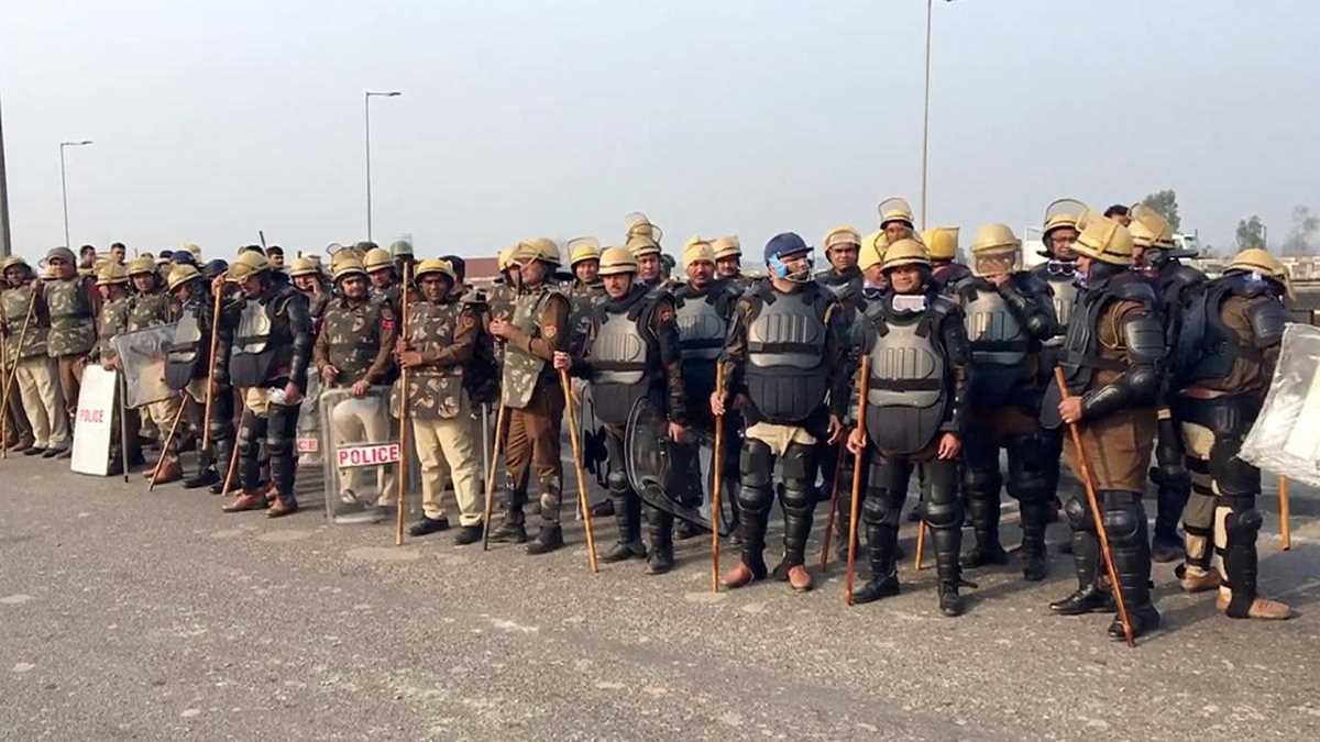 किसानों के मार्च शुरू करने की तैयारी को देखते हुए दिल्ली में सीमाओं पर सुरक्षा कड़ी