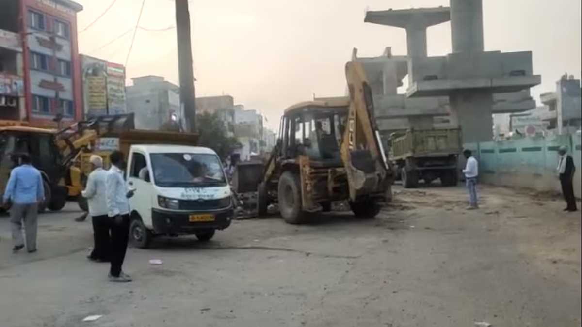 भजनपुरा में सुबह-सुबह हटाई गई दरगाह, मंदिर हटाने का काम जारी, मौके पर भारी पुलिस बल तैनात