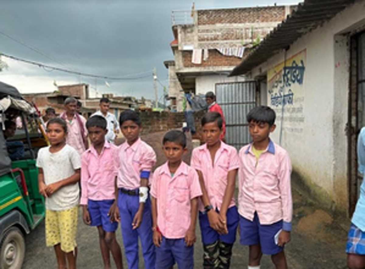 स्कूल को जोड़ने वाली सड़क पर अवैध कब्जे के विरोध में धरना दे रहे बच्चों पर पथराव, छह घायल