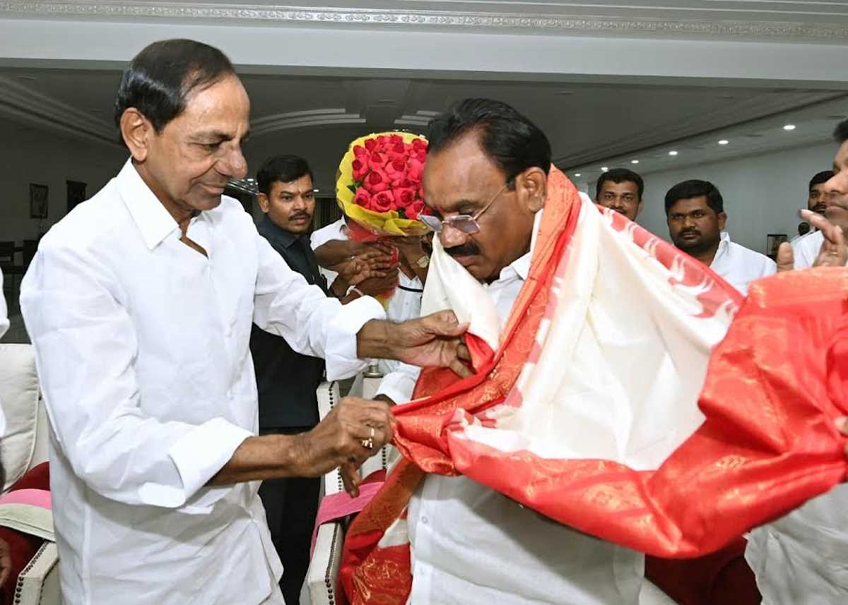 केसीआर से मुनुगोडु उपचुनाव जीत के बाद मिले प्रभाकर रेड्डी, दी बधाई