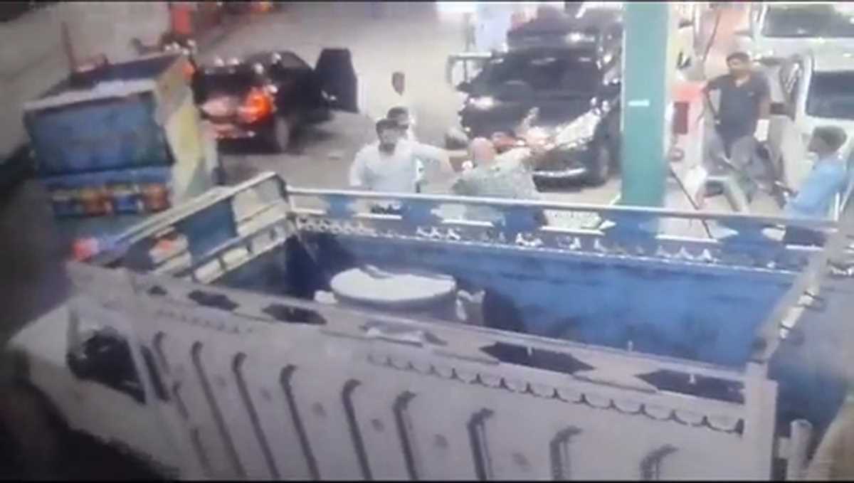 नोएडा में सीएनजी भरवाने को लेकर दबंगों ने युवक को पीटा, सीसीटीवी आया सामने