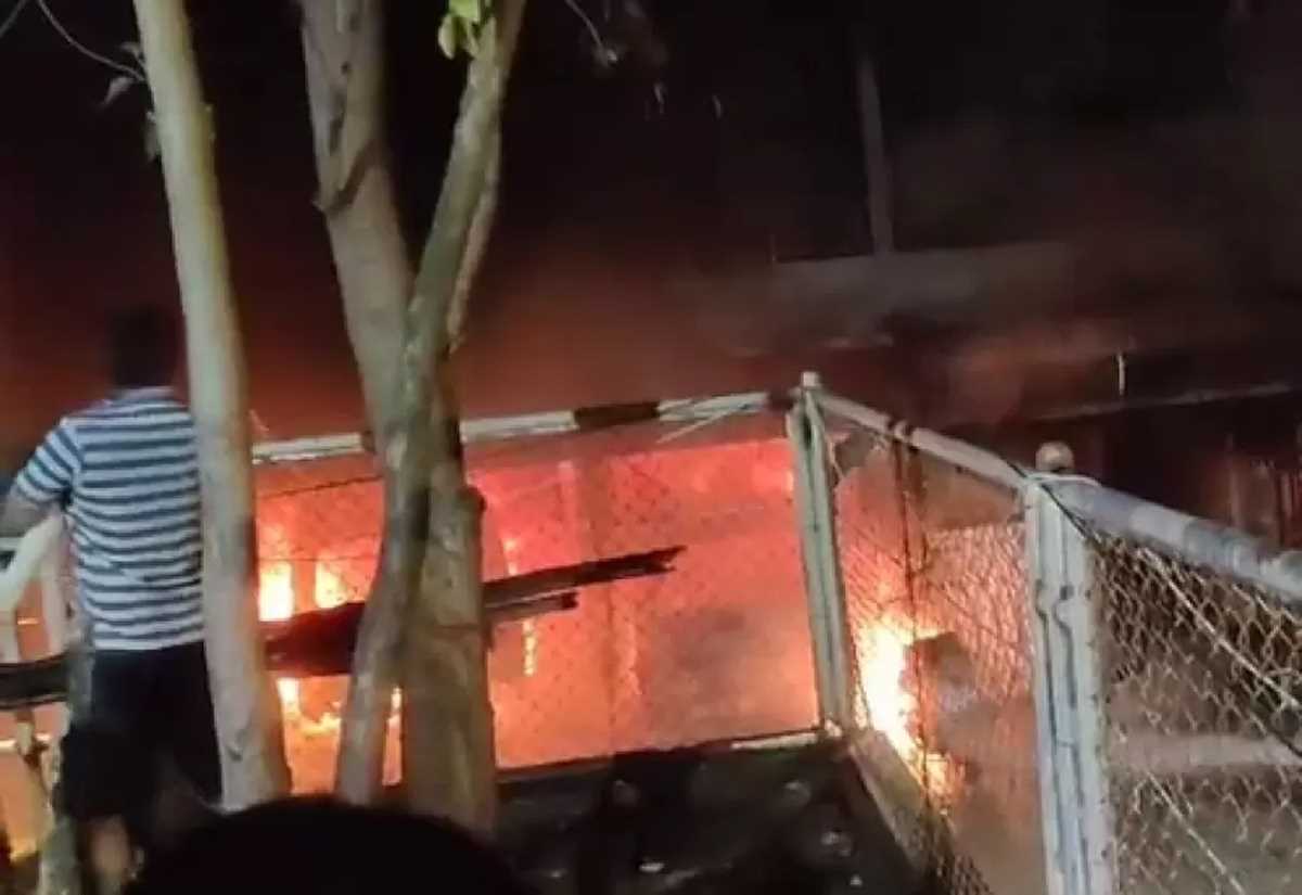 मुंबई की पार्किंग में आग से पांच महिलाओं समेत छह की मौत, 40 घायल