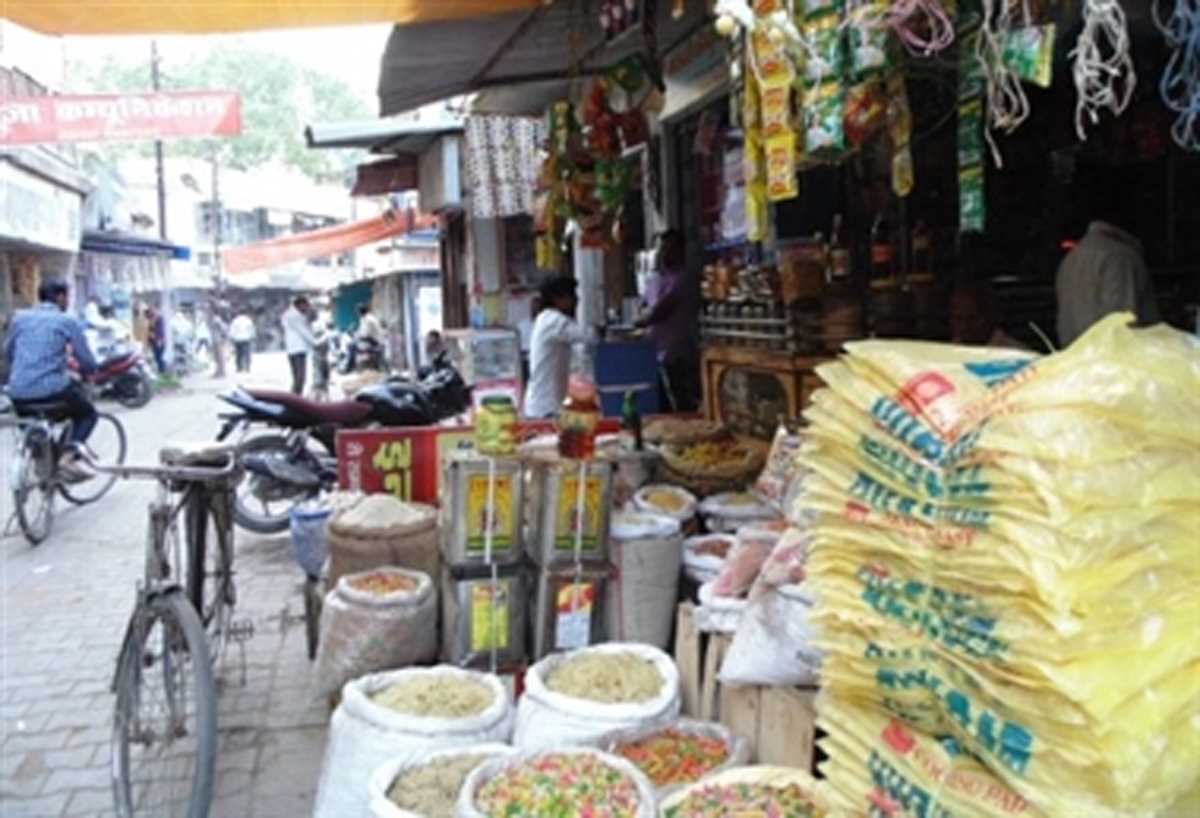 आरएस शुक्ला रोड के व्यापारी अब दुकानों के बाहर सामान नहीं सजाएंगे