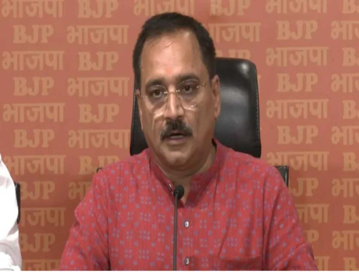 वीरेंद्र सचदेवा ने कहा, केजरीवाल पहले इस्तीफा दें फिर आतिशी झंडा फहराएं