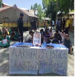 जम्मू-कश्मीर के एलजी ने राहुल भट के रिश्तेदारों से की मुलाकात