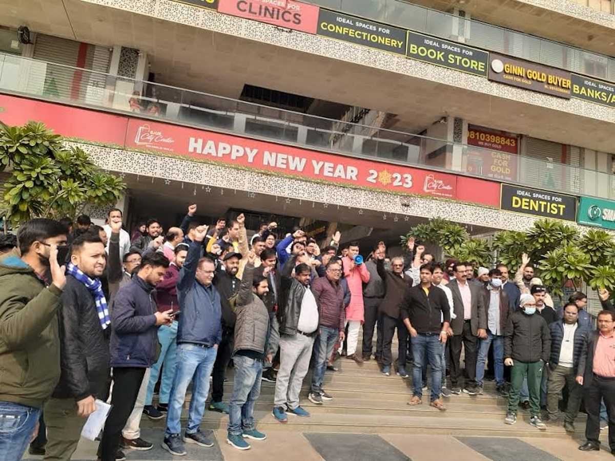 पार्किंग की सही व्यवस्था नहीं होने से दुकानदारों ने किया प्रदर्शन पार्किंग की सही व्यवस्था नहीं होने से दुकानदारों ने किया प्रदर्शन