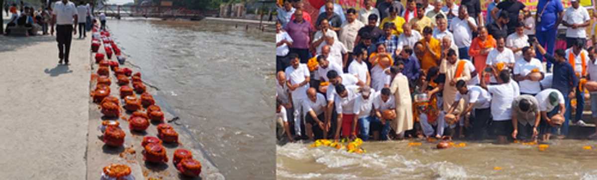 हरिद्वार के कनखल में सती घाट पर 5,945 लोगों की अस्थियों को एक साथ गंगा में किया गया विसर्जित