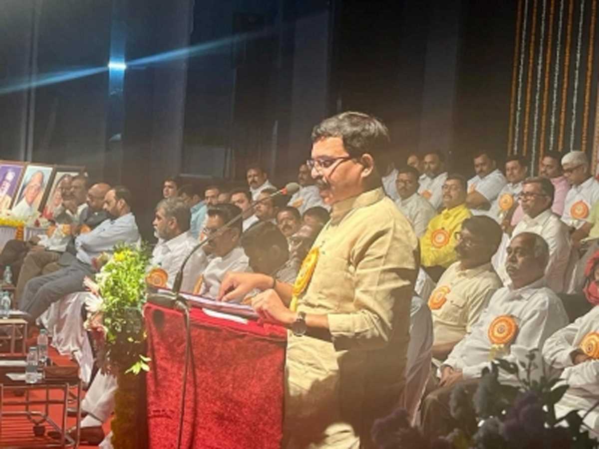 उद्धव ने शिंदे को पीठ में छुरा घोंपने का बदला लेने की चेतावनी दी