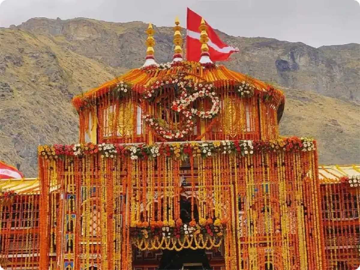 दीपावली के उपलक्ष्य में आकर्षक रूप में पुष्पों से सजे बदरीनाथ- केदारनाथ मंदिर