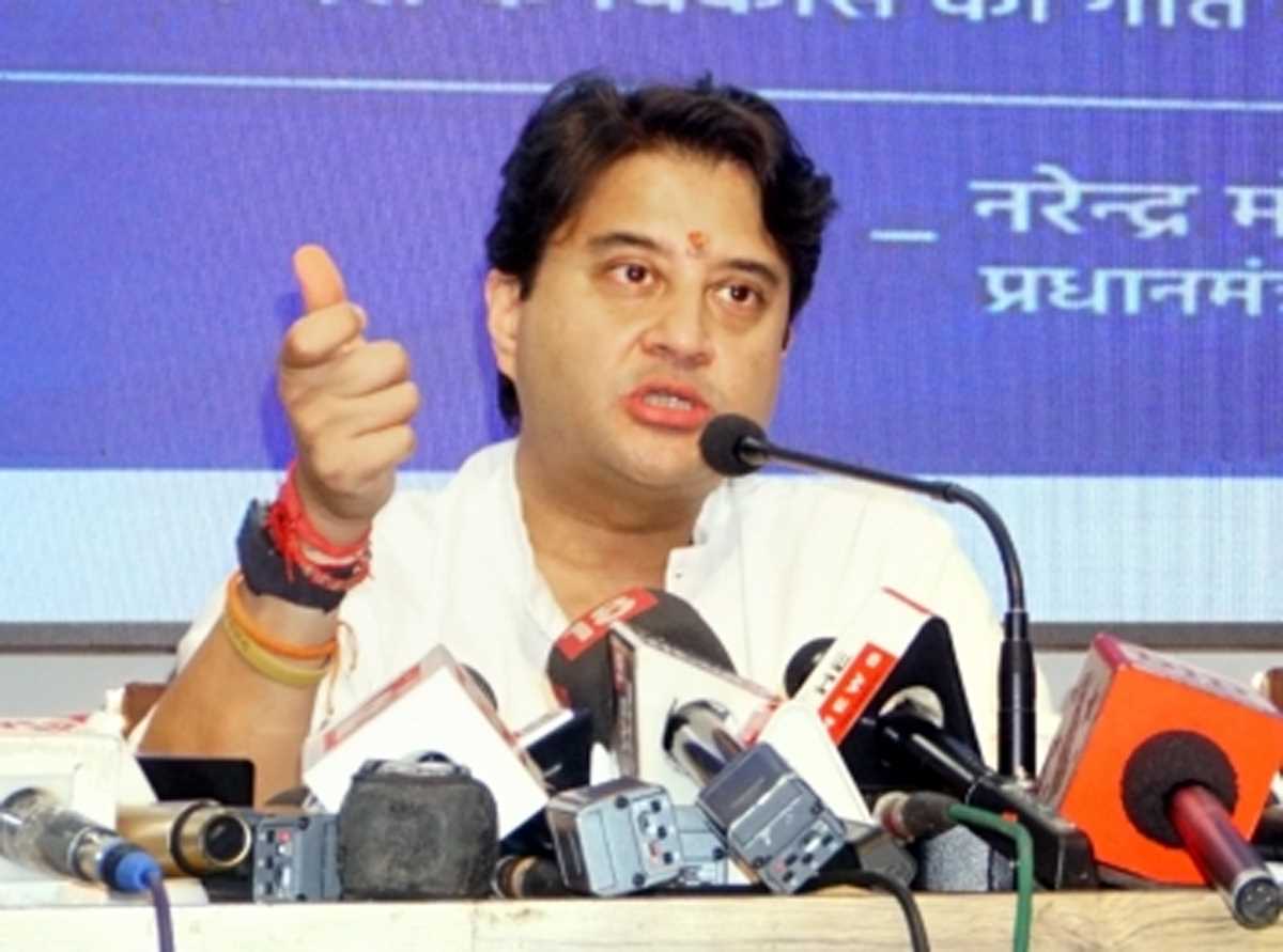 हवाई टिकट की कीमत जायज से ज्यादा नहीं बढ़ सकती : सिंधिया हवाई टिकट की कीमत जायज से ज्यादा नहीं बढ़ सकती : सिंधिया