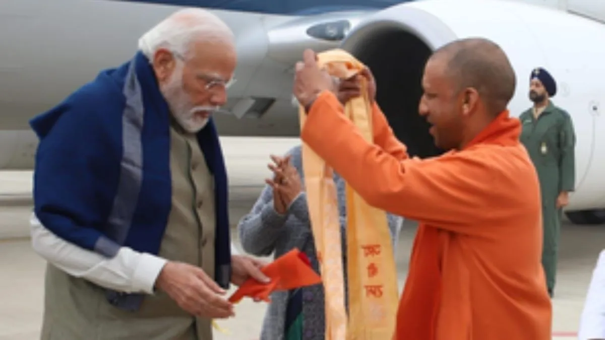 अयोध्या पहुंचे पीएम मोदी, राज्यपाल और मुख्यमंत्री ने किया स्वागत