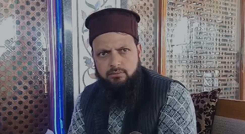 राजौरी के बुधाल गांव में फैली रहस्यमयी बीमारी के लिए शाहदरा शरीफ में दुआ मांग रहे लोग