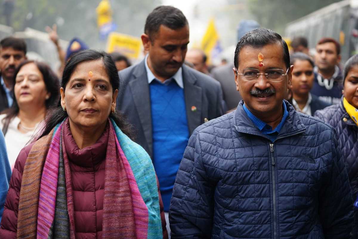 नई दिल्ली विधानसभा सीट से नामांकन दाखिल करने पहुंचे केजरीवाल