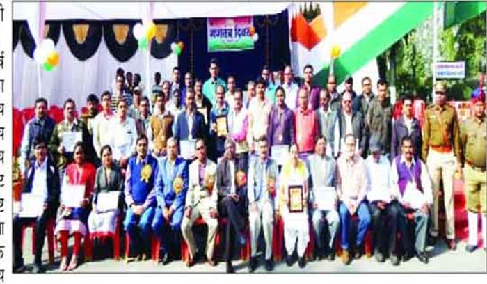विशिष्ट सेवा के लिए 77 संयंत्र कर्मी सम्मानित विशिष्ट सेवा के लिए 77 संयंत्र कर्मी सम्मानित