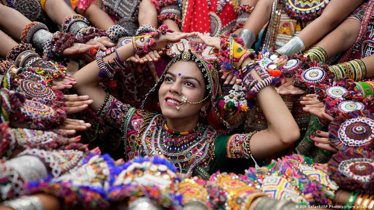 महिलाओं के नाम पर सिर्फ राजनीति या संसद में एक-तिहाई आरक्षण महिलाओं के नाम पर सिर्फ राजनीति या संसद में एक-तिहाई आरक्षण