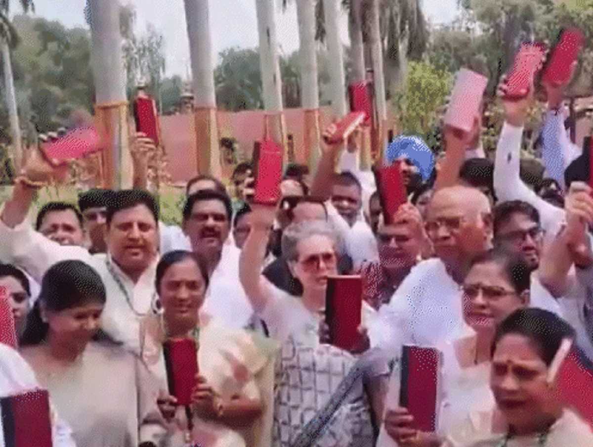 विपक्षी सांसदों ने हाथ में संविधान की प्रति लेकर लोकसभा में ली शपथ विपक्षी सांसदों ने हाथ में संविधान की प्रति लेकर लोकसभा में ली शपथ