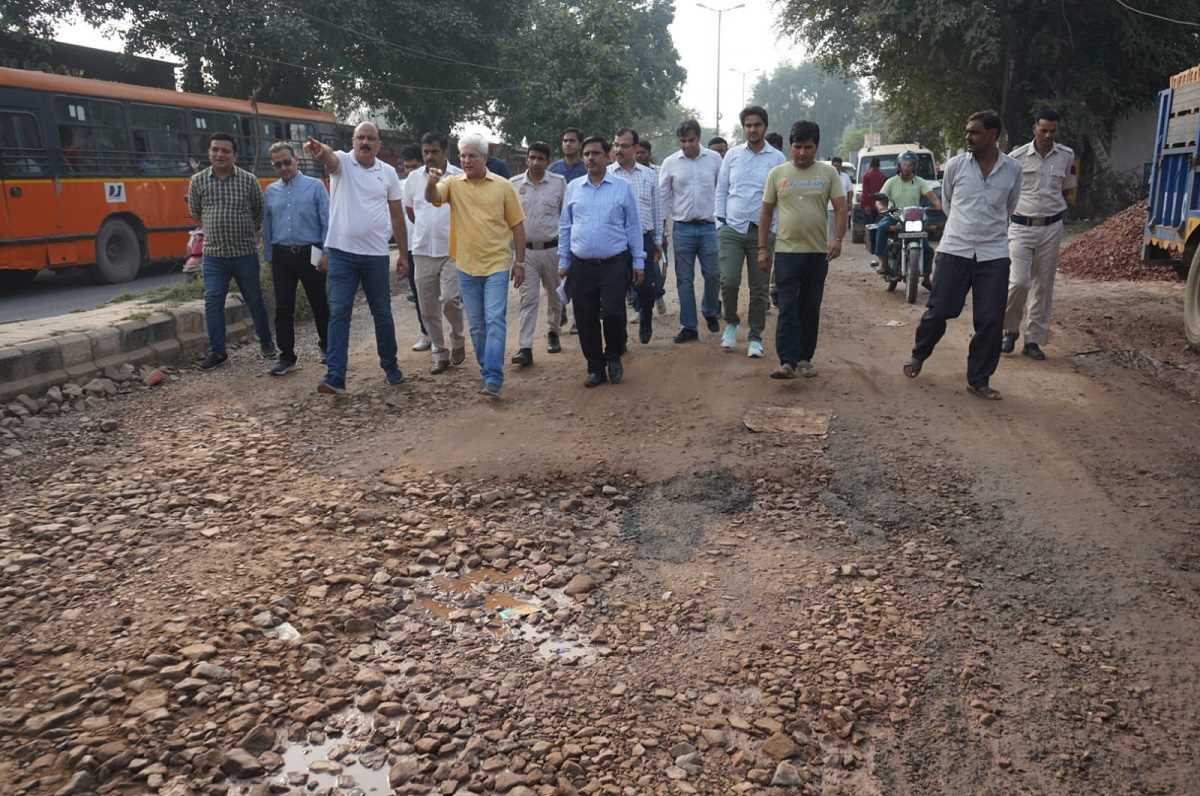 परिवहन मंत्री कैलाश गहलोत ने किया टूटी सड़कों का निरीक्षण, अधिकारियों को दिया मरम्मत का निर्देश