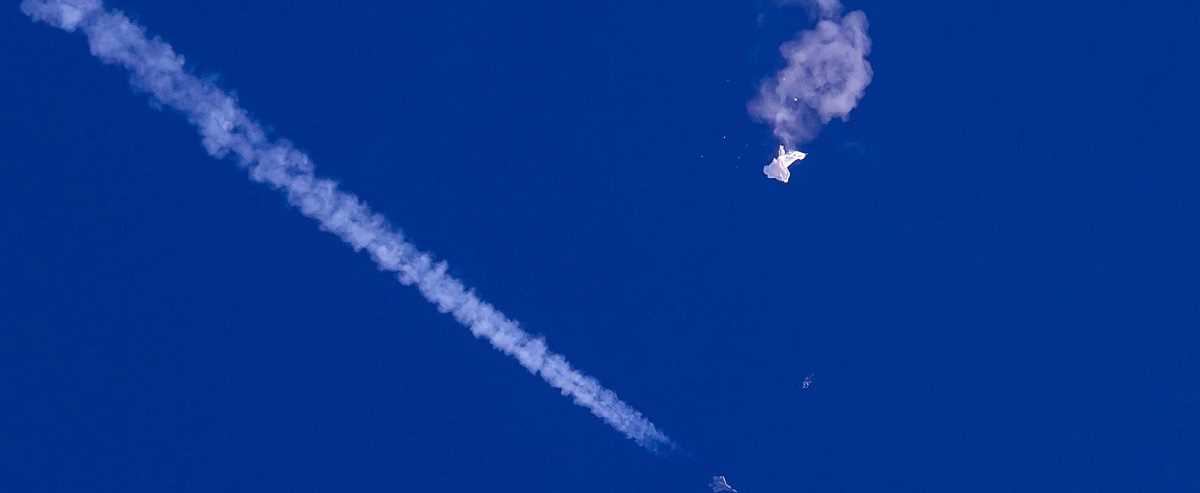 अमेरिका के आसमान में कहां से आ रही हैं अज्ञात चीजें?