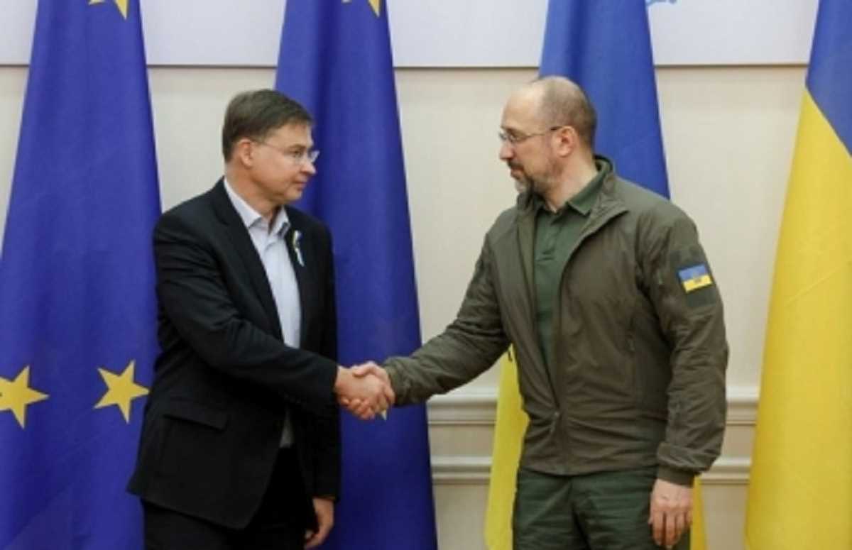 यूक्रेनी पीएम व यूरोपीय संघ के शीर्ष अधिकारी ने कीव में चल रहे युद्ध पर की चर्चा