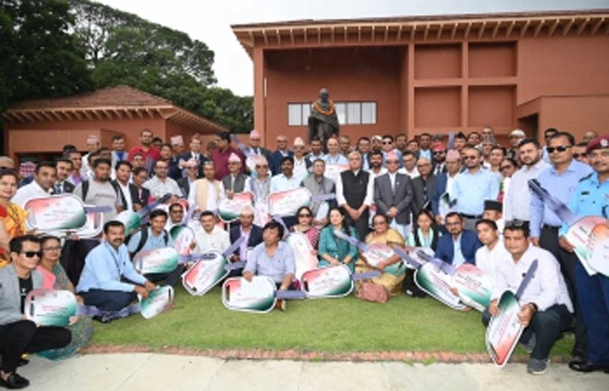 भारत ने नेपाल को 34 एम्बुलेंस, 50 स्कूल बसें उपहार में दीं