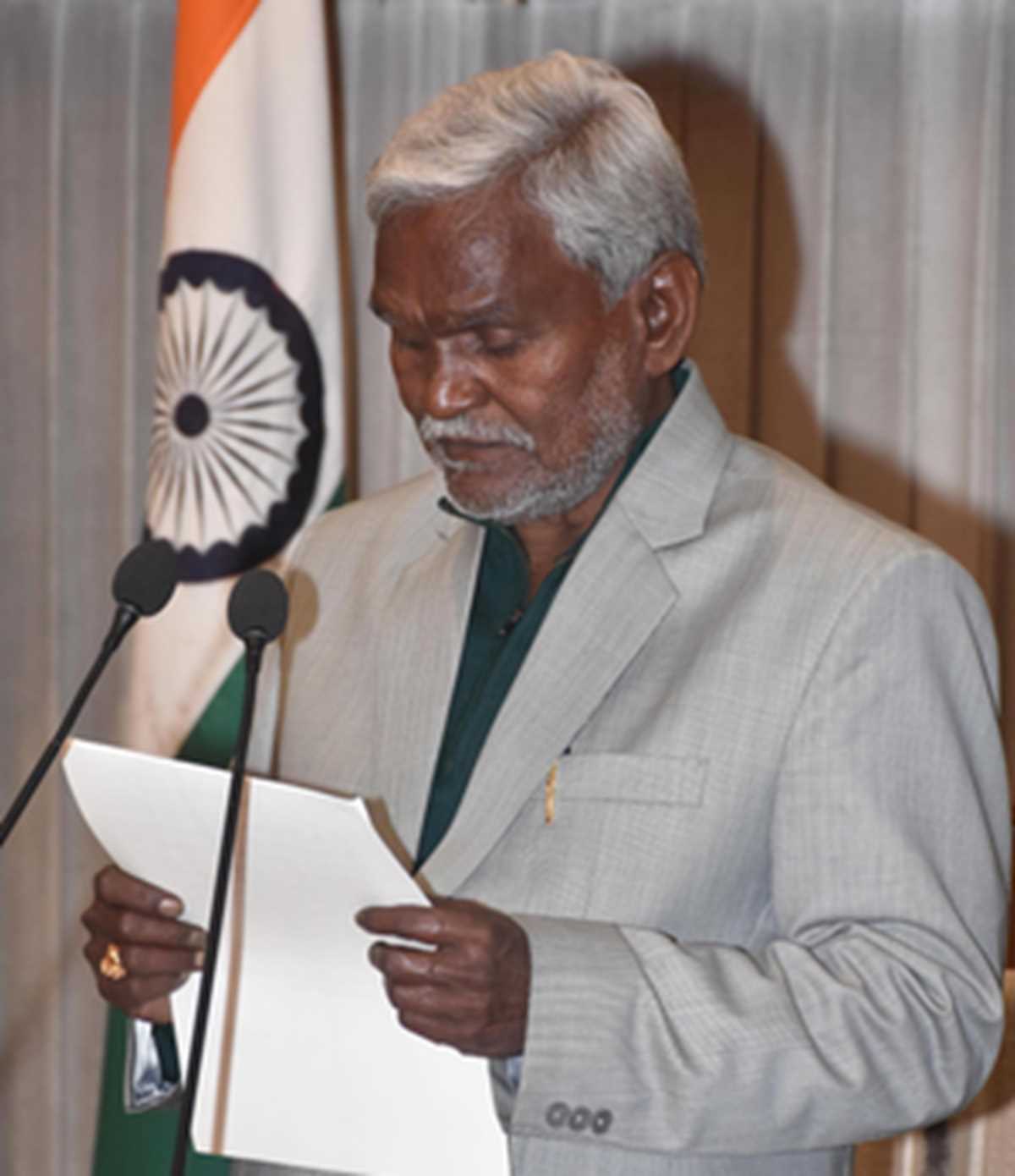 झारखंड के सीएम पद की शपथ लेने के बाद बोले चंपई, हेमंत बाबू के काम को गति देंगे झारखंड के सीएम पद की शपथ लेने के बाद बोले चंपई, हेमंत बाबू के काम को गति देंगे